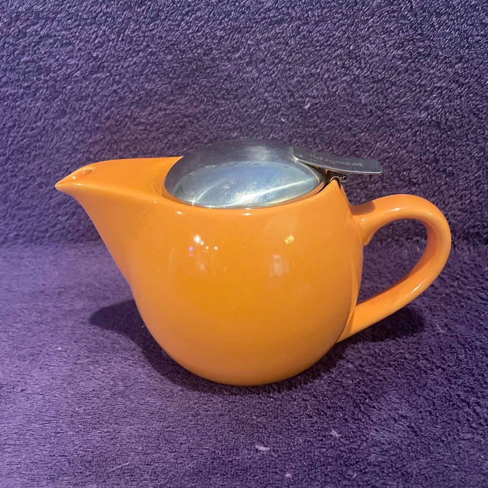 Cute tea pot with tea strainer